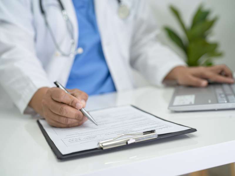 médico conferindo exames