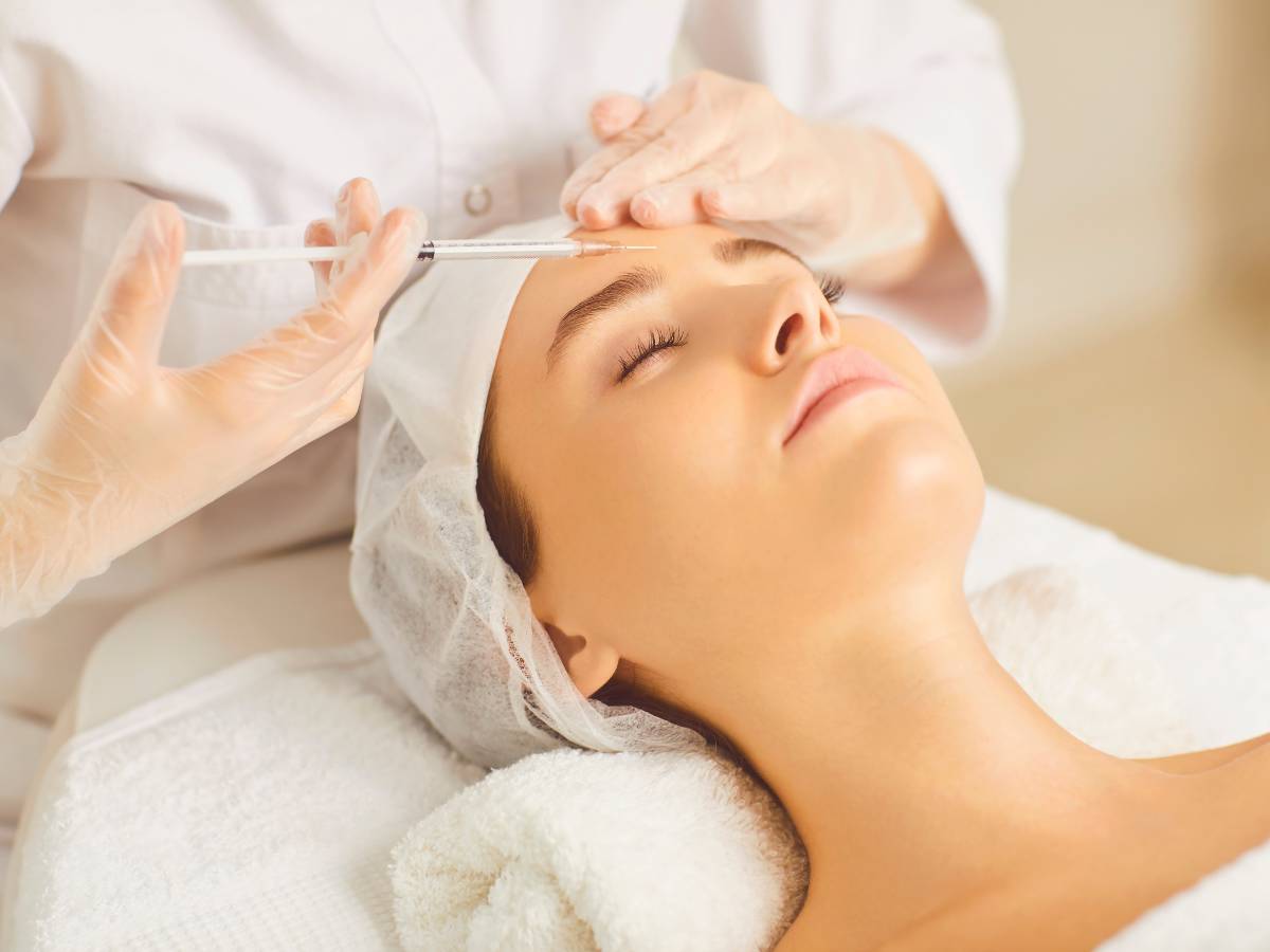 Aplicação de toxina botulínica na região facial por profissional qualificada