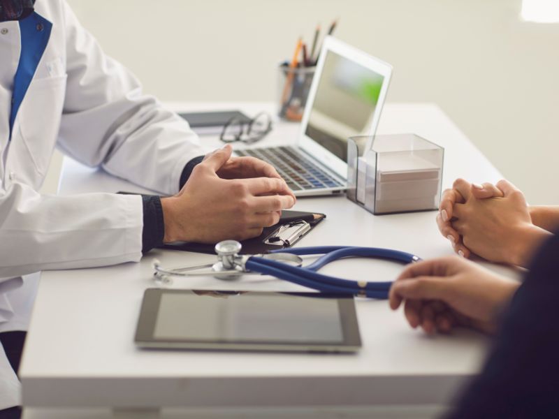 converse com o cirurgião durante a consulta