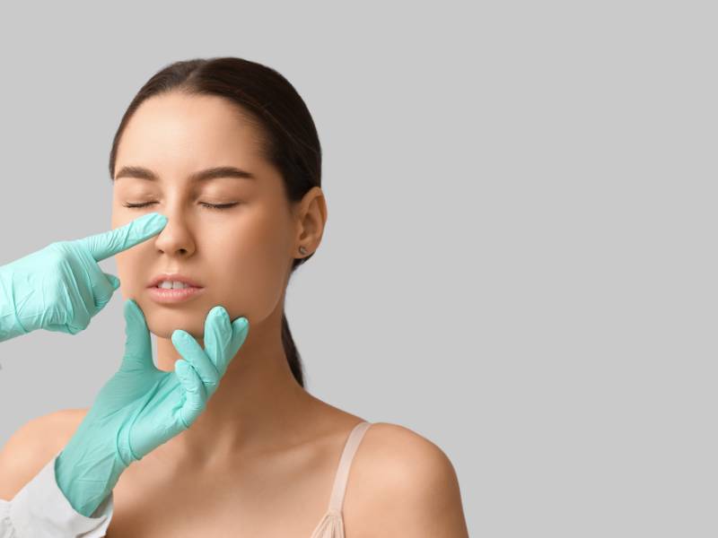 Médico realizando avaliação antes da rinoplastia