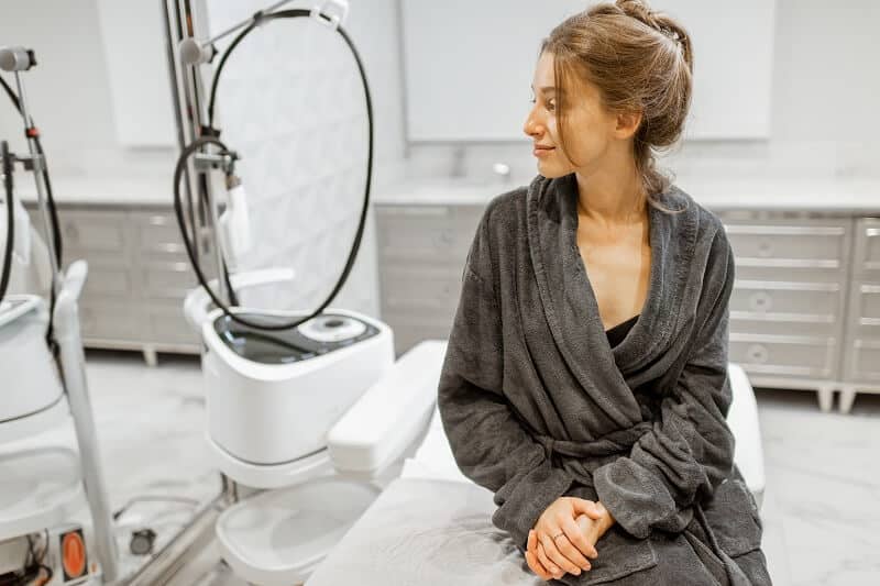 Com o envelhecimento da pele, a produção de colágeno e elastina diminui.