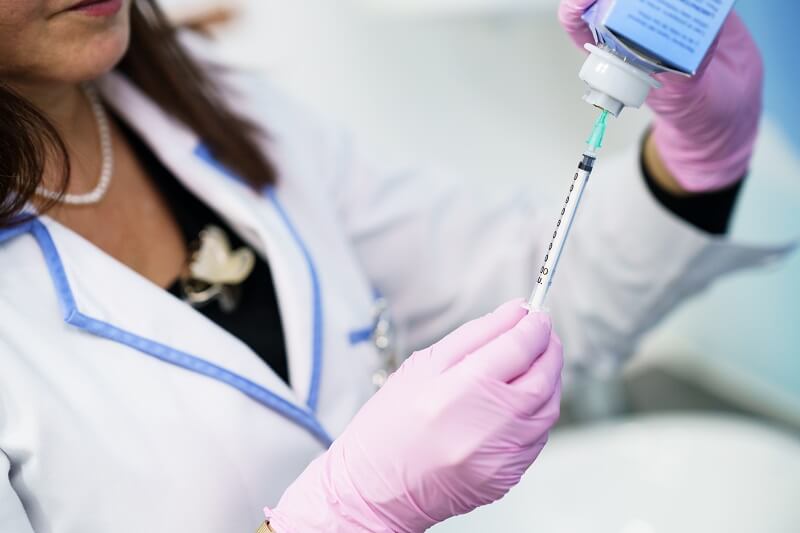 A toxina botulínica é aplicada com uma agulha muito fina