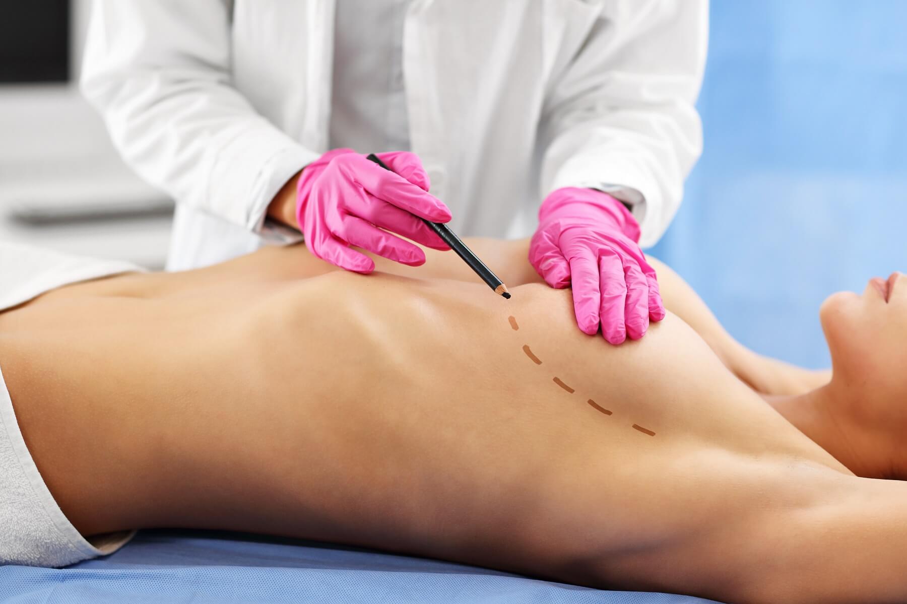 Médico examinando mama