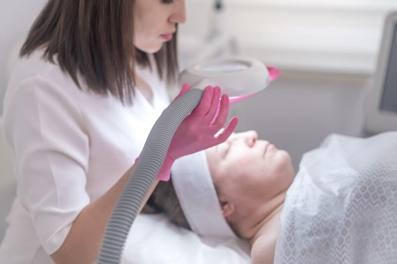 A Importância da Consulta Dermatológica Regular para a Saúde da Pele 1 Ao visitar um dermatologista regularmente, você pode garantir que sua pele esteja sempre em seu melhor estado