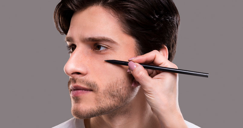 Cirurgiao plastico desenhando marcas de guia no nariz de um paciente masculino 1